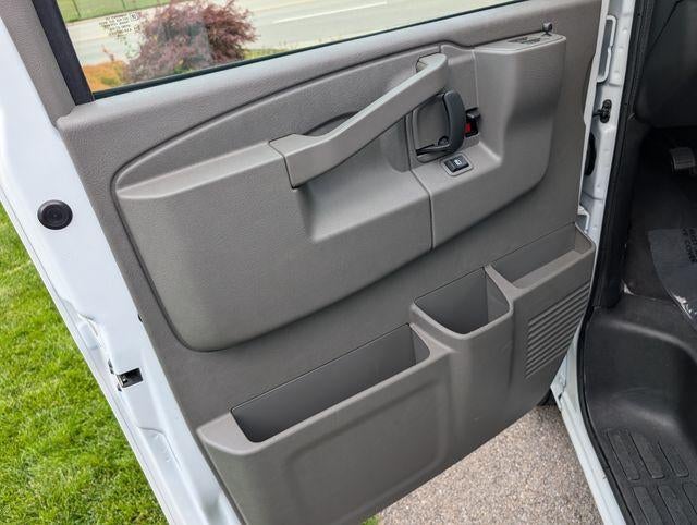 2025 Chevrolet Express Passenger 1LT