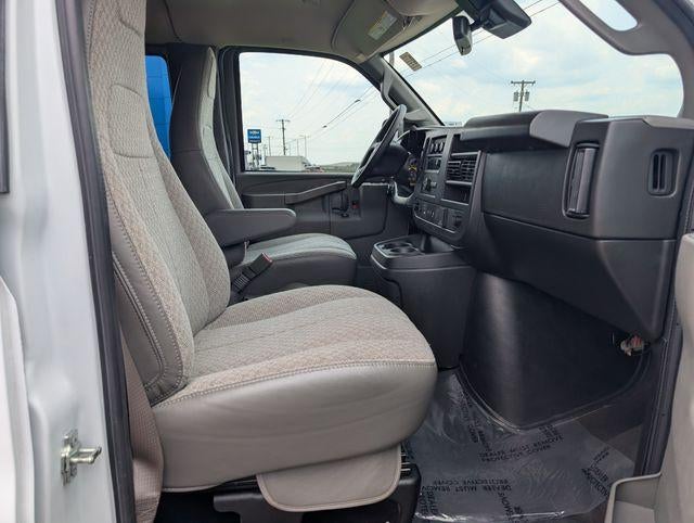 2025 Chevrolet Express Passenger 1LT