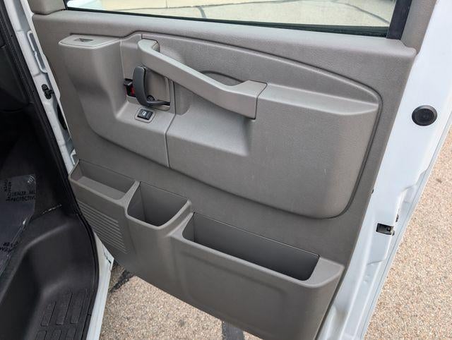 2025 Chevrolet Express Passenger 1LT
